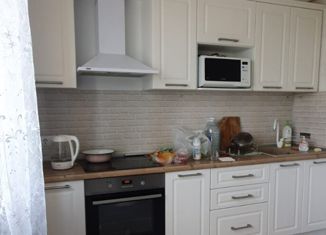 Продаю трехкомнатную квартиру, 81.4 м2, деревня Казанцево, Взлётная улица, 1