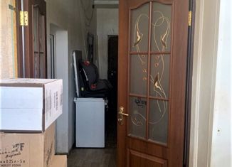 Продам 2-ком. квартиру, 57 м2, Симферополь, улица Крылова, 18, Центральный район