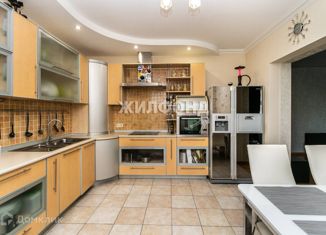 Продается 3-комнатная квартира, 147.9 м2, Новосибирск, Нарымская улица, 17/2, метро Красный проспект