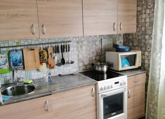 Продам четырехкомнатную квартиру, 82 м2, Волгоград, улица 8-й Воздушной Армии, 15, район Семь Ветров