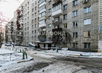 Продам 1-ком. квартиру, 33 м2, Новосибирск, улица Революции, 6, метро Площадь Ленина