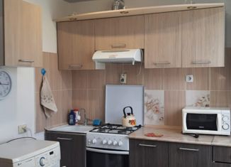 Сдам в аренду трехкомнатную квартиру, 67.2 м2, село Штормовое, улица Ленина, 8