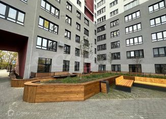 Продам 2-ком. квартиру, 60 м2, Тюмень, улица Виктора Тимофеева, 10