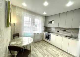 Продаю 1-ком. квартиру, 35.18 м2, посёлок городского типа Медведево, бульвар 75-летия Победы, 3