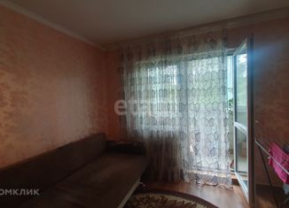 Продам 3-ком. квартиру, 75.8 м2, Остров, Больничная улица, 30