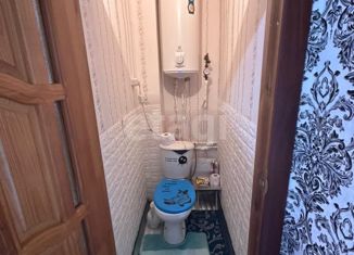 Продаю трехкомнатную квартиру, 68.9 м2, поселок городского типа Уренгой, 2-й микрорайон, 28