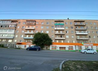 Четырехкомнатная квартира на продажу, 70.5 м2, Алапаевск, улица 3-го Интернационала, 8