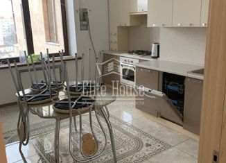 Сдается в аренду 3-комнатная квартира, 90 м2, Калуга, улица Воронина, 20/55