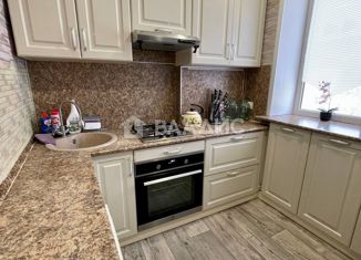 Продам 2-ком. квартиру, 44 м2, Строитель, улица Кривошеина, 4