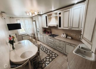 Продажа 4-ком. квартиры, 105 м2, Москва, Большая Очаковская улица, 44к1, метро Озёрная