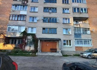Продается трехкомнатная квартира, 65 м2, Луга, проспект Володарского, 52к3