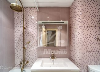 Трехкомнатная квартира на продажу, 68 м2, Москва, улица Пырьева, 26к2, улица Пырьева