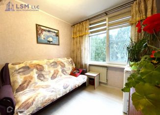 Трехкомнатная квартира на продажу, 41.2 м2, Санкт-Петербург, улица Зины Портновой, 42, метро Ленинский проспект