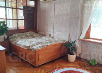 Продается 3-комнатная квартира, 70 м2, Краснодарский край, улица Макаренко, 43