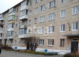 Продам 2-ком. квартиру, 46.4 м2, посёлок городского типа Верхняя Синячиха, Октябрьская улица, 2