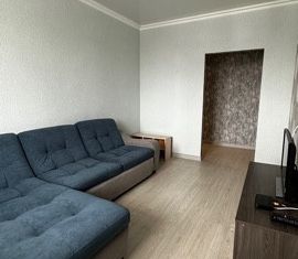 Сдается в аренду двухкомнатная квартира, 54 м2, Абакан, улица Кирова, 107