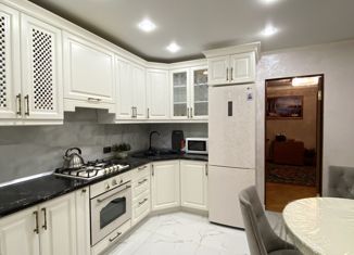 Продаю многокомнатную квартиру, 130 м2, Нальчик, улица Киримова, 140, район Аэропорт