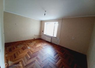 Продам 3-комнатную квартиру, 95 м2, Нальчик, улица 2-й Таманской Дивизии, 63, район Дубки