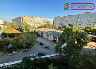 Продаю 3-ком. квартиру, 65 м2, Саратов, Саловская улица, 10, Волжский район