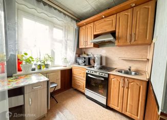 Сдается двухкомнатная квартира, 52 м2, Красноярский край, улица 60 лет Октября, 57
