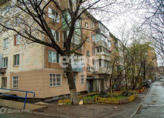 Сдается в аренду 3-комнатная квартира, 50 м2, Владивосток, проспект Красного Знамени, 25, Фрунзенский район