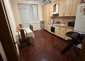 Продаю 2-ком. квартиру, 60 м2, Нальчик, улица Чернышевского, 205, район Хладокомбинат