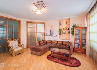 Продается 2-комнатная квартира, 91 м2, Новосибирск, метро Октябрьская, Коммунистическая улица, 77