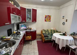 Продается трехкомнатная квартира, 70 м2, Элиста, 10-й микрорайон, 33, 10-й микрорайон
