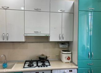 Продаю 4-комнатную квартиру, 77 м2, Нальчик, улица Абидова, 13Б, район Стрелка