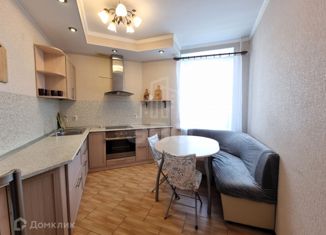 Сдам 3-ком. квартиру, 80 м2, Шлиссельбург, Пролетарская улица, 48к2