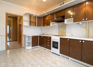 Продаю 3-ком. квартиру, 99.3 м2, Чебоксары, улица Константина Иванова, 88