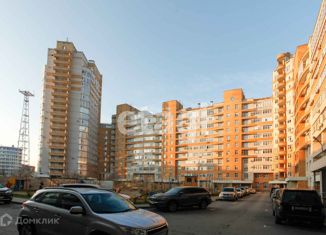 Продаю 1-комнатную квартиру, 40 м2, Омск, улица Сазонова, 33