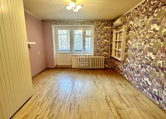 Продаю 3-ком. квартиру, 59 м2, Калуга, Привокзальная улица, 9к2