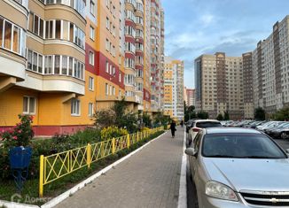 Продам 1-ком. квартиру, 36 м2, Курск, улица Домостроителей, 5