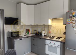 Продаю 4-ком. квартиру, 77 м2, Ревда, Российская улица, 13