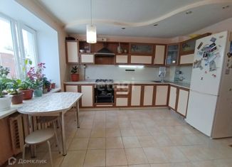 Продам 2-комнатную квартиру, 54.3 м2, посёлок городского типа Медведево, Коммунистическая улица, 8