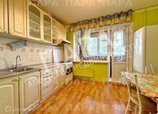 Сдается трехкомнатная квартира, 80 м2, Самара, Солнечная улица, 39, метро Спортивная