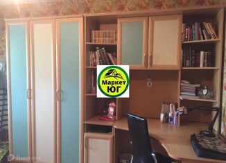 Продается трехкомнатная квартира, 64 м2, поселок городского типа Ахтырский, улица Горького, 4