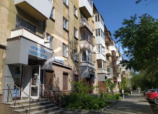 Продается двухкомнатная квартира, 45.1 м2, Екатеринбург, улица Бажова, 76, метро Уральская