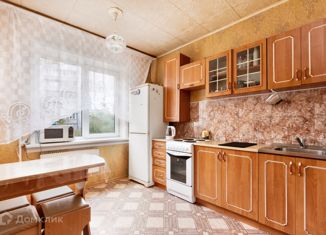 Продаю 3-ком. квартиру, 63 м2, Новосибирск, улица Земнухова, 5/1