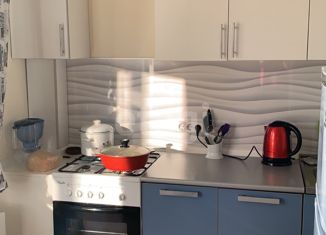 Продаю 2-комнатную квартиру, 46.7 м2, поселок городского типа Уренгой, 1-й микрорайон, 8