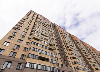 Продаю трехкомнатную квартиру, 75 м2, Тюменская область, улица Тимофея Чаркова, 81к2