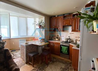 Продам трехкомнатную квартиру, 73 м2, Строитель, улица Конева, 8