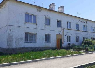 Трехкомнатная квартира на продажу, 62.2 м2, село Верхние Киги, улица Микрорайон, 10