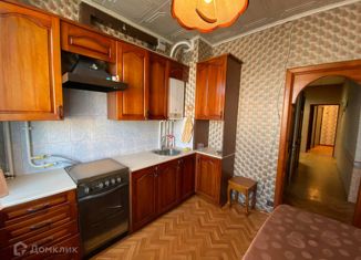 Продается трехкомнатная квартира, 65 м2, Чебаркуль, улица Карпенко, 7