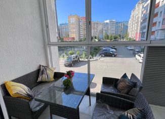 Сдам в аренду 3-комнатную квартиру, 95 м2, Челябинск, улица Братьев Кашириных, 78