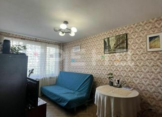 Продам 4-комнатную квартиру, 49 м2, Санкт-Петербург, Трамвайный проспект, 17, метро Ленинский проспект