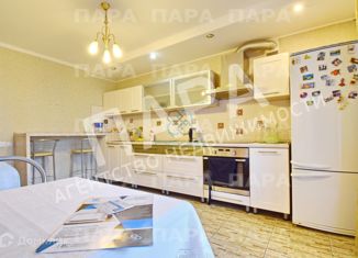 Сдам трехкомнатную квартиру, 90 м2, Самара, улица Тухачевского, 88, метро Московская