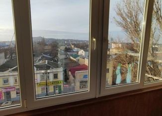 Сдается в аренду четырехкомнатная квартира, 58 м2, Керчь, улица Юных Ленинцев, 1