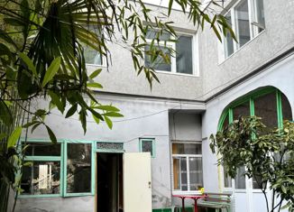 Продается трехкомнатная квартира, 85 м2, Крым, улица Войкова, 8